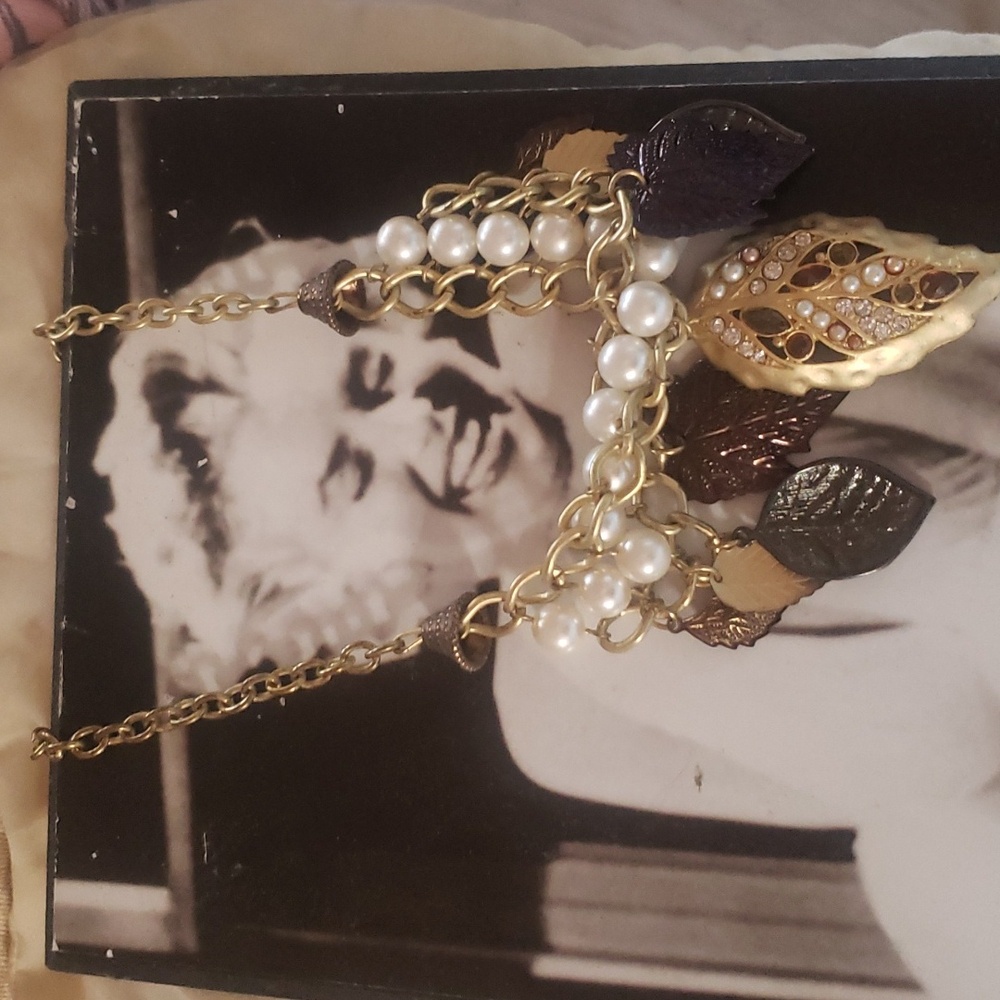 Vintage Woman's Necklace w/ gold plated faux pearls & 🍃  leafs